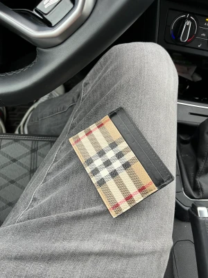 Burberry plånbok - Köpt i Frankrike i Juli, knappt använd är i nyskick, säljer pga fått en ny plånbok så har ingen användning av denna. Nypris 3299kr
