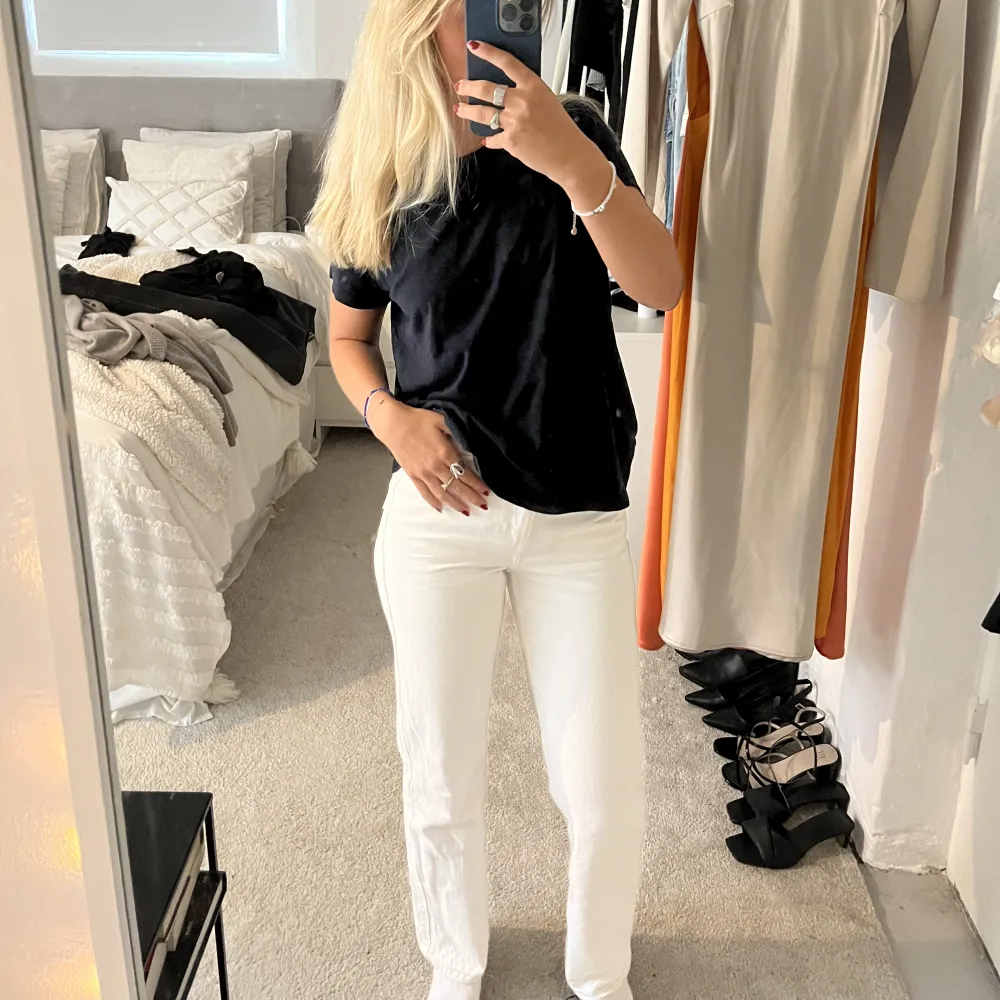 Vita jeans som sitter så snyggt!!! Dem är från Weekday i modellen ROWE med storlek 25/30!!!. Jeans & Byxor.