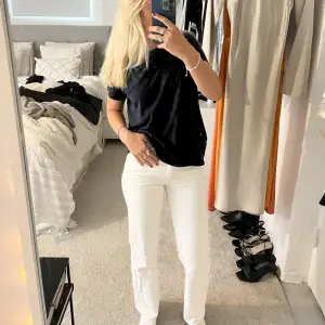 Vita jeans som sitter så snyggt!!! Dem är från Weekday i modellen ROWE med storlek 25/30!!!