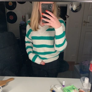 Randig stickad tröja - Säljer denna fina tröja pga att den inte kommer till användning💗