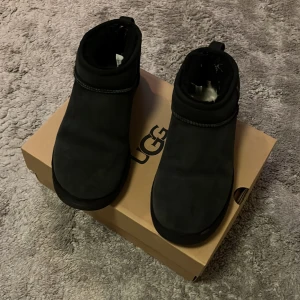 Uggs skor - Använt en vinter sparsamt 9/10  Säljer för dom är skit fula💩💯