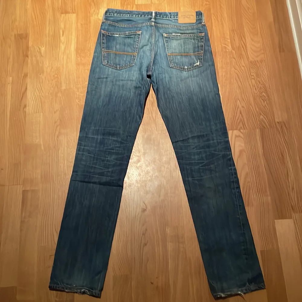 Tja säljer ett fett par av abercombie & fitch jeans i 8/10 skick! Du kan se på bild 3 att på höger benet det är ripped lite men inget som direkt syns! Tveka inte vid frågor! Mvh Hugo. . Jeans & Byxor.