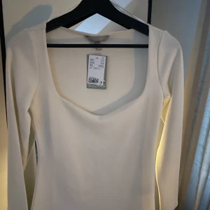 Cremefärgad topp - Sötaste toppen, helt ny med prislapp!🙌🏼Storleken passade inte så därför säljer jag! Nypris 200kr