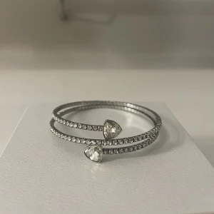 Swarovski Twisty armband  - 🩶Swarovski armband i silver. Bra skick, använd få gånger! 🩶