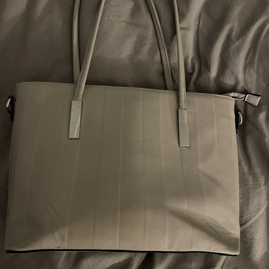 Grå väska med silver detaljer  - 90