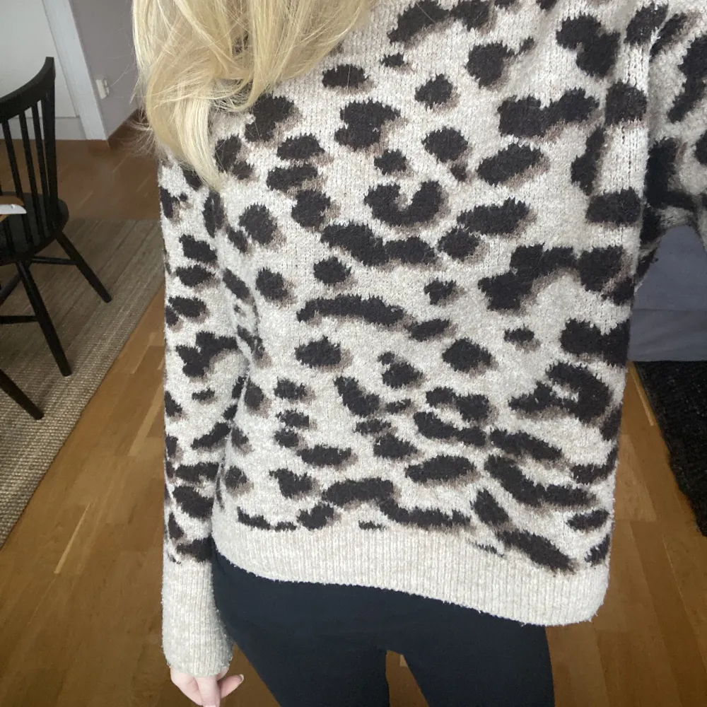Jättefin tröja med leopard mönster💕 den är lite nopprig där av priset. Men ingenting som syns. Skriv för fler bilder.. Tröjor & Koftor.