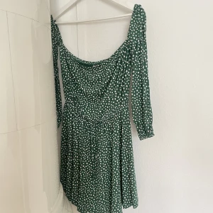 Off shoulder klänning  - Man kan justera bandet i midjan