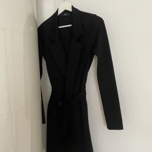 Kavajklänning  - Jätteskön kavajklänning, knyter själv i midjan.  Står ingen storlek, men skulle säga 36/38