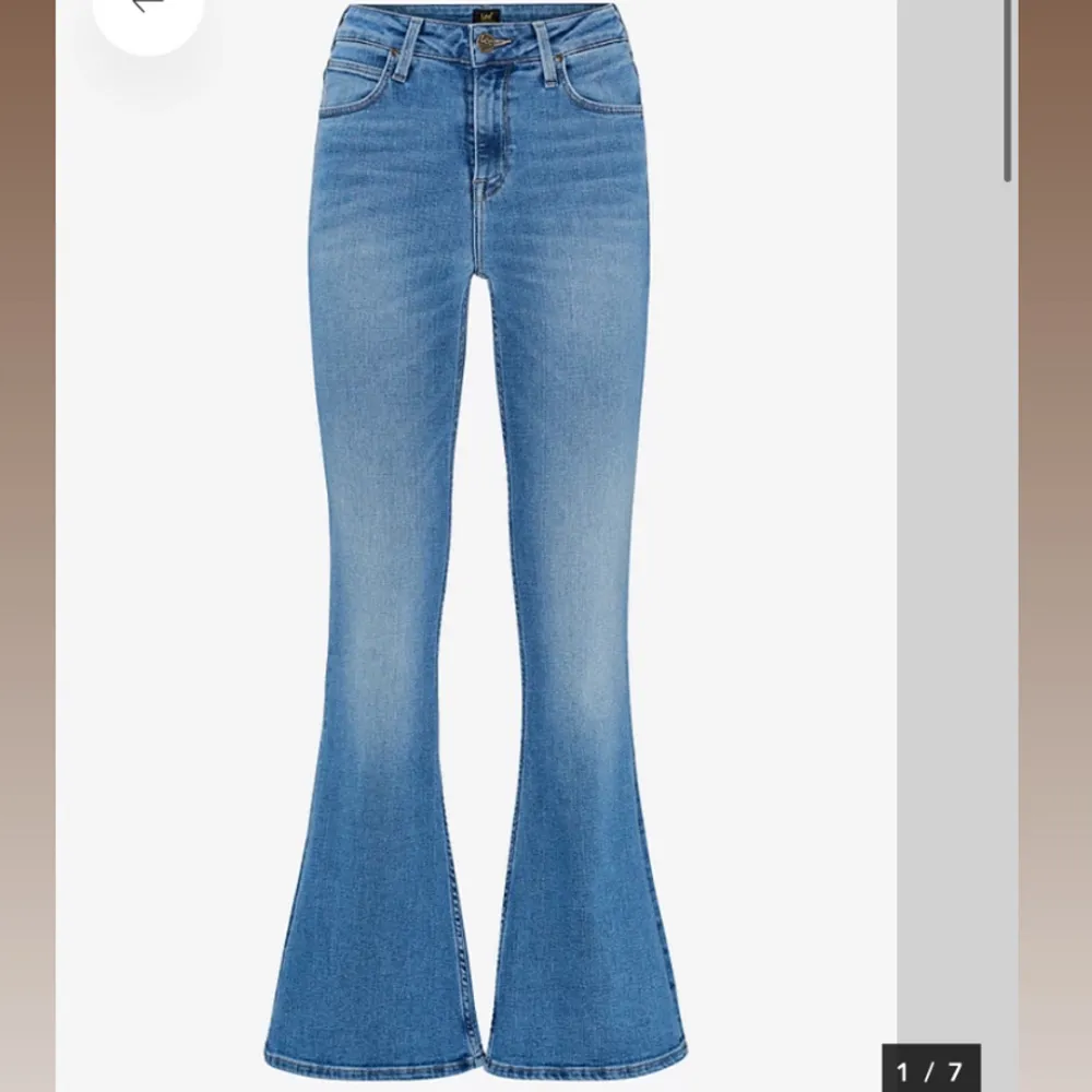 Jättefina bootcut jeans från Lee, knappt använda och fortfarnade i fint skick! Köpa för 1099 och säljer för 500,Hör av er vid frågor💖. Jeans & Byxor.