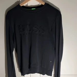 Hugo boss sweatshirt - Svart hugo boss sweatshirt bra skick knappt använd