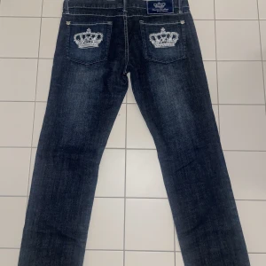 Victoria Beckham jeans storlek S - Säljer mina jeans som är helt nya, inte använda en enda gång. storlek S och passar någon som 160 cirka, midjemått är 88 cm ungefär. Kan även mötas upp.