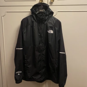 The North Face - The North Face tunn windjacka, HELT NY! Strl XL. Jackan skiftar i lite ljusare svart över bröstdelen. Syns ej på bild. SISTA PRISET, NU 400:-