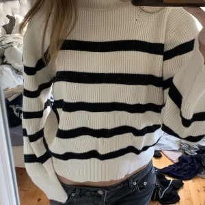 Randig stickad tröja - Knappt använd, jättebra skick! Storlek M men sitter bra som S också.