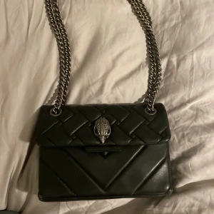 Kurt geiger väska - Säljer min finn kurt geiger väska eftersom jag inte använder längre🥰. Är i jätte bra sick (utom lite skadning i hörnerna). Har köpts från Zalando med 2 315kr.