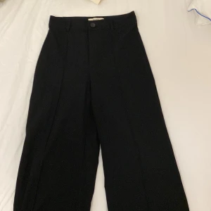 Kostymbyxor - Svarta kostymbyxor från pull&bear med raka linjer ned.