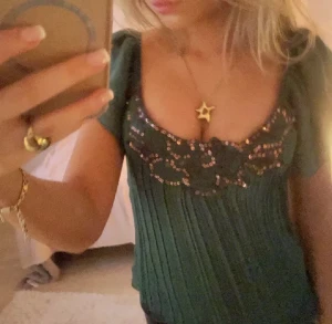 Snygg grön topp! - Snygg grön fest topp som är för liten! (Lånade bilder) säljaren står för frakt💚💚