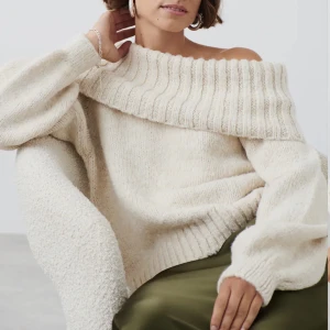 Jättefin off-shoulder tröja - Säljer denna helt nya off shoulder tröja då den inte passade, endast testar och är helt ny. Den är i den första beiga färgen och i storlek L men sitter som S. Använd gärna köp nu