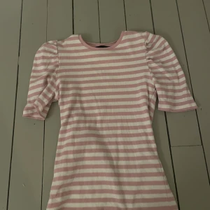 Blus/t-shirt - Säljer denna tröja för den kommer aldrig till användning. Använt en gång. Köpte den för 300kr.  Frakt 29kr
