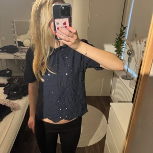 Bluss Holly & White  - Marinblå bluss ifrån Holly & White i storlek xs/s. Använd men inga defekter.