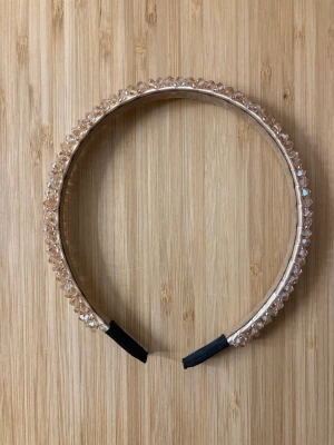 Diadem  - Säljer detta diadem för att det inte används. Köptes på ur och Penn för 80 kr säljer för 20kr, pris kan diskuteras skicka gärna pris förslag och kontakta gärna mig om du är intresserad.