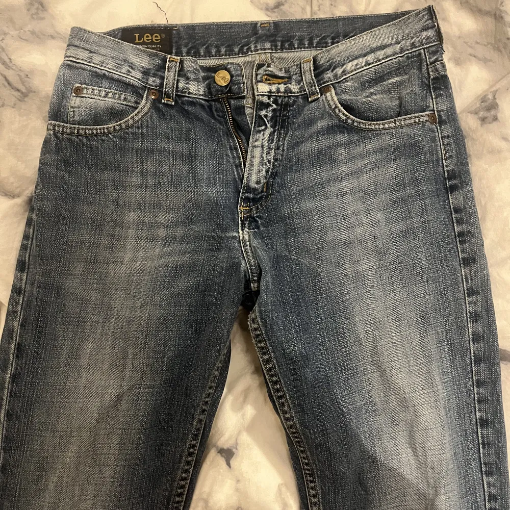 Säljer dessa Lee jeans som aldrig använts eftersom dom är för korta för mig!! Skriv för frågor🤗. Jeans & Byxor.