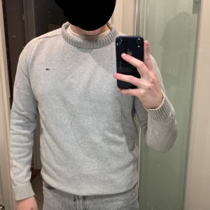 Tommy Hilfiger Stickad Tröja - Stickad Tommy hilfiger i Stl L   Snygg stickad men halvlång krage som går att vika ner!   Rak och slät i modellen