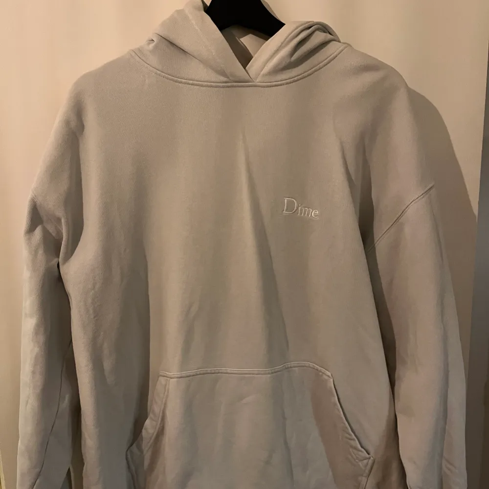 Dime hoodie knappt använd i storlek XL i ljusblå/ nästan vit färg. . Hoodies.