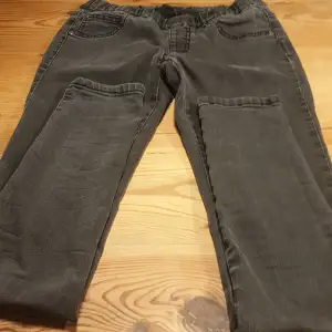 Ett par gråa jeans som är lite räfföadr vid midjan och typ skinny. Från KappAhl.