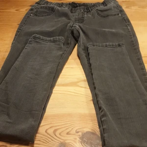 Gråa jeans - Ett par gråa jeans som är lite räfföadr vid midjan och typ skinny. Från KappAhl.