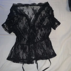 Svart meshtopp - Säljer denna jättefina toppen i storlek s men som även kan funka som m.  (säljer igen pga vissa problem med frakt!)