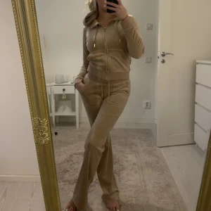 Juicy couture  - Beige/guld juicy couture sett. Säljer inye styckvis. Byxorna är xss och tröjan är xs. Använd fåtal gånger. 