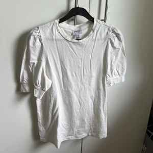 T-shirt med puffärmar - Säljer denna as snygga t-shirt med puffärmar. Köpt på vero moda, har även en likadan i svart som jag också säljer på min profil!! Storlek S. Skriv gärna vid frågor eller vid fler bilder🩷