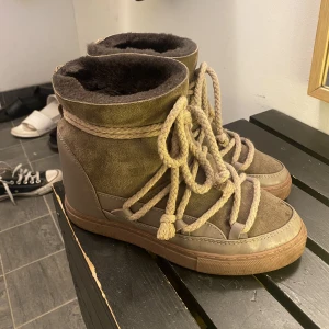 Inuikiis  - Säljer mina bruna inuikiis i storlek 39. Dom är nästan som nya, använda mindre än 10 gånger💗