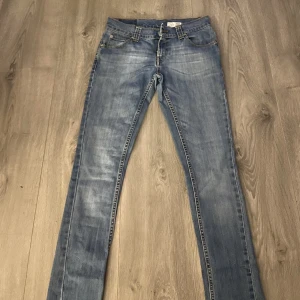 Levis jeans dam - Säljer denna fina levis jeansen som är lågmidjad i storlek 28