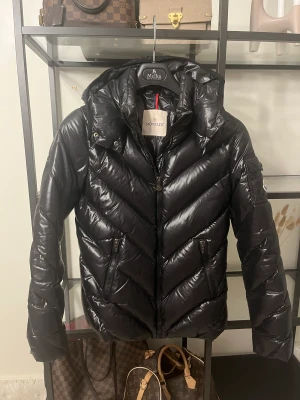 Moncler jacka - Säljer nu min fina Moncler jacka i modellen brouel giubbotto, inga skador, den är i barn storlek 170 (14y) men jag kan ha den som är S. äkthetsmärke finns och fler bilder kan skickas i dm 