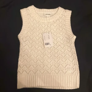 Väst vit - Helt ny bäst från Monki, till och med prislappen är kvar. Den kostade 250 som ny. Vid köp av andra av mina varor så sänker jag priset.