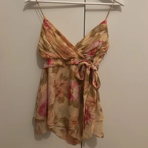 Knytbar sommartopp i siden - Supersöt knytbar sommartopp från banana republic i siden matrial :) storleken är s men är insydd för att passa xs. 