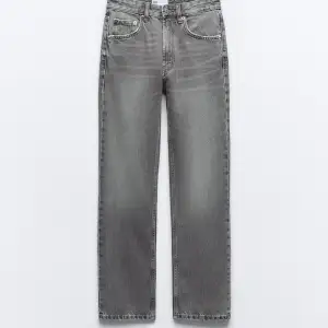 Dessa är också i en straight jeans modell och för små för mig, men är en sådan fin grå färg! Använt de 2 gånger så skulle vilja säga att de är i ett mycket bra skick 🥰