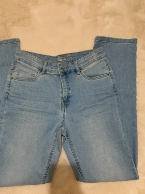 Blå jeans - Blå raka jeans i mycket bra skick. Storlek S/M. Pris kan diskuteras. Hör av dig vid frågor💗