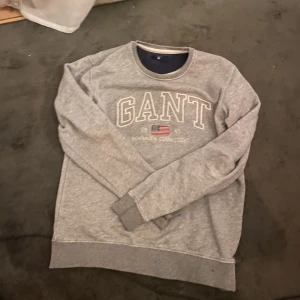  Grå Gant sweetshirt  - Den köpte förra året och den säljs intr längre köpt för 1499kr men säljer billigt eftersom hsr haft den någrs år 