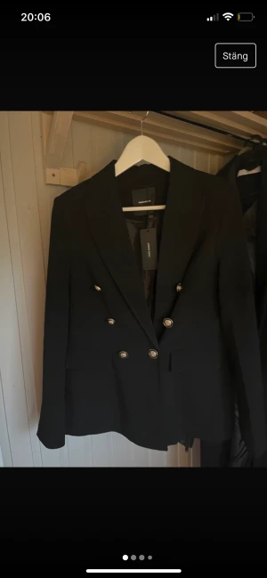 ny blazer  - Kavaj / blazer med superfina guldknappar, helt ny och har aldrig använts då jag tycker den är lite för stor på mig! Rak i modellen