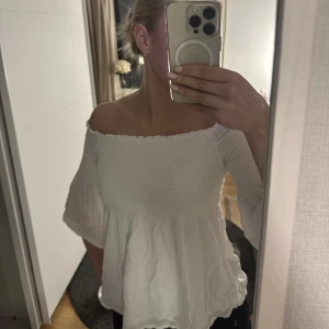 Vit blus - Vit blus i strl S. Säljer då den inte kommer till användning. Skriv för mer bilder