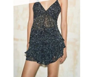 Zara piper dress - (Lånade bilder) Säljer denna fina klänningen från en gammal zara kollektion. Knappt använd💓