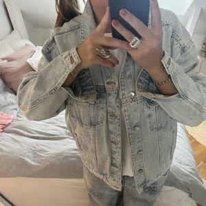 Jeans jacka!  - Säljer min coola jeansjacka med Musse pigg på ryggen! Den är ifrån bershka. 