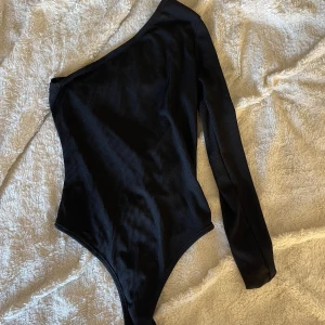 Svart body - Skit snygg svart body, älskar den!! Men har tyvärr inte använts på länge. Jättefint skick☺️ Passar storlek S och Xs