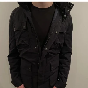 Field jacka  - Trendig field jacka inför höst/vinter. Nypris 1999kr. Jackan är i bra skick. Storlek L men passar M också. Hör av dig vid någon slags fundering.