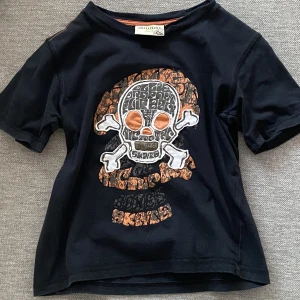 Söt t-shirt - T-shirt med döskalle på sig