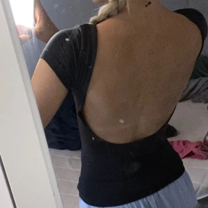 Ryggklappning tröja Gina tricot  - Säljer denna jätte fina tröja från gina tricot❣️den är helt oanvänd då Jag råkade köpa i fel storlek💕nypris 200kr❤️LÅNADE BILDER