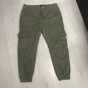  Cargo byxor  - Cargo byxor med 4 fickor på framsidan och 2 på baksidan.