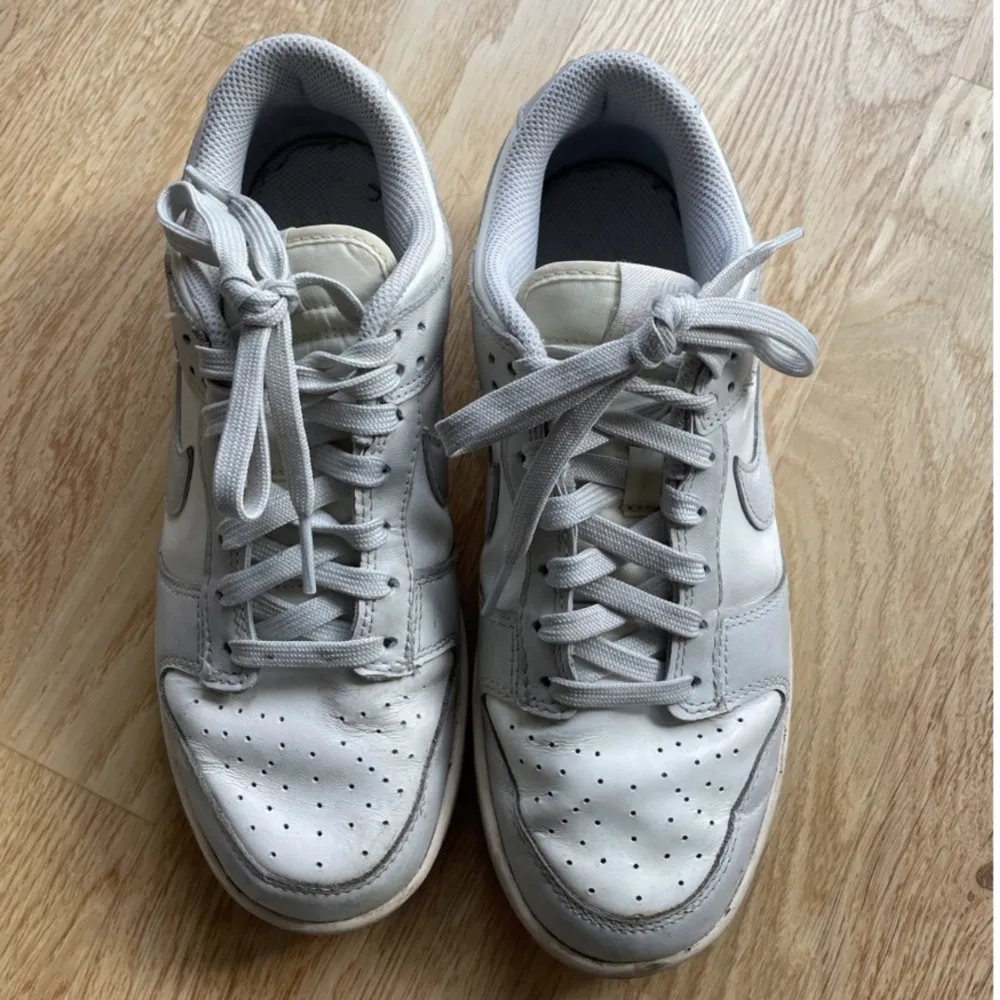Säljer mina Nike dunk low för att dem är förstora för mig. Stolek 38,5, (7,5 i us). Färg grå/vit.. Skor.